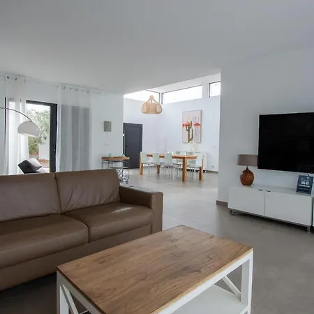 Wind Wave 28a Heated & Shared Pool Villa Lajares